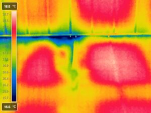 サーモグラフィ熱画像で漏水時の低温部を確認した画像
