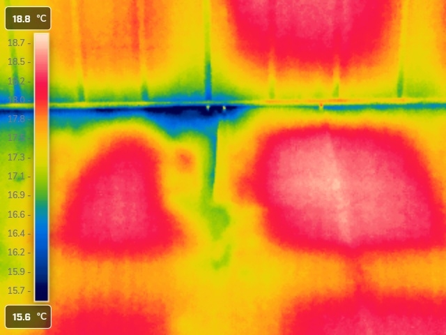 サーモグラフィ熱画像で漏水時の低温部を確認した画像